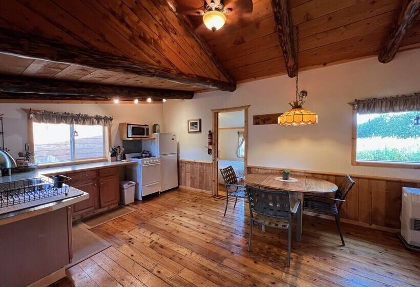 Green Timbers Lodge Redwood Cabin