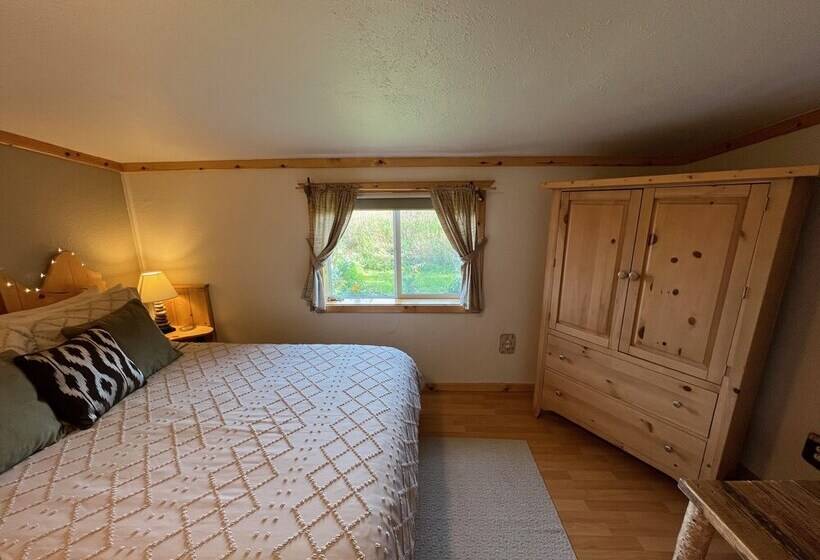 Green Timbers Lodge Redwood Cabin