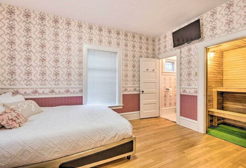 Historic Cadillac Home: Walk To Lake & Downtown!