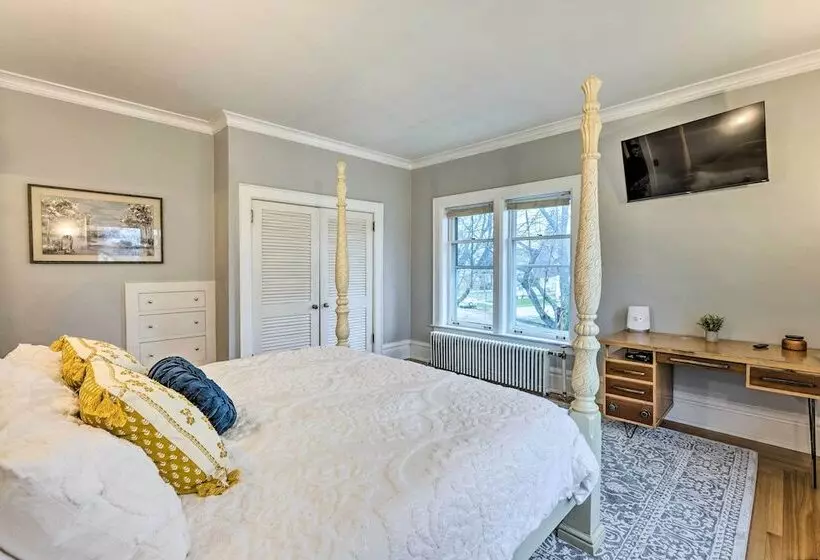 Historic Cadillac Home: Walk To Lake & Downtown!