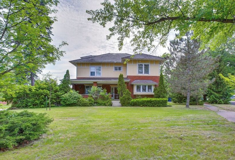 Historic Cadillac Home: Walk To Lake & Downtown!