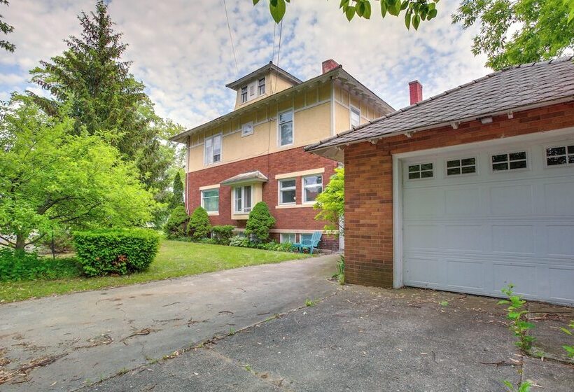 Historic Cadillac Home: Walk To Lake & Downtown!