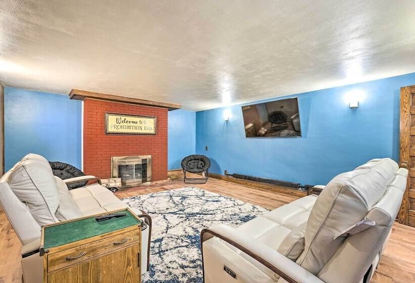 Historic Cadillac Home: Walk To Lake & Downtown!