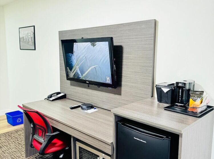 فندق Ramada By Wyndham Dawson Creek