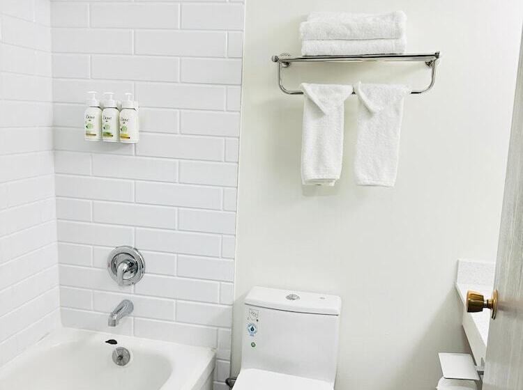 فندق Ramada By Wyndham Dawson Creek