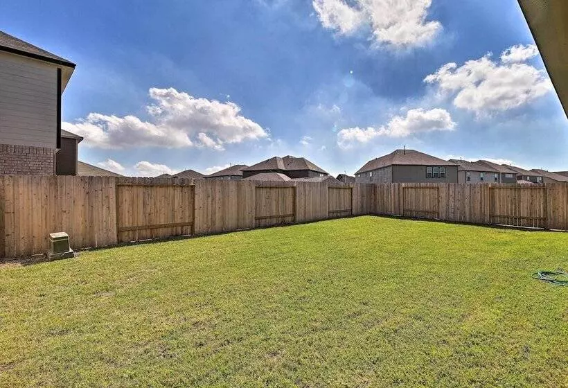 Houston Home W/ Private Yard   16 Mi To Dtwn