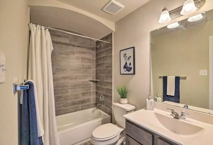 Houston Home W/ Private Yard   16 Mi To Dtwn