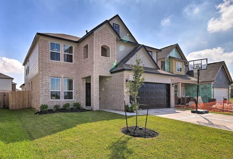 Houston Home W/ Private Yard   16 Mi To Dtwn