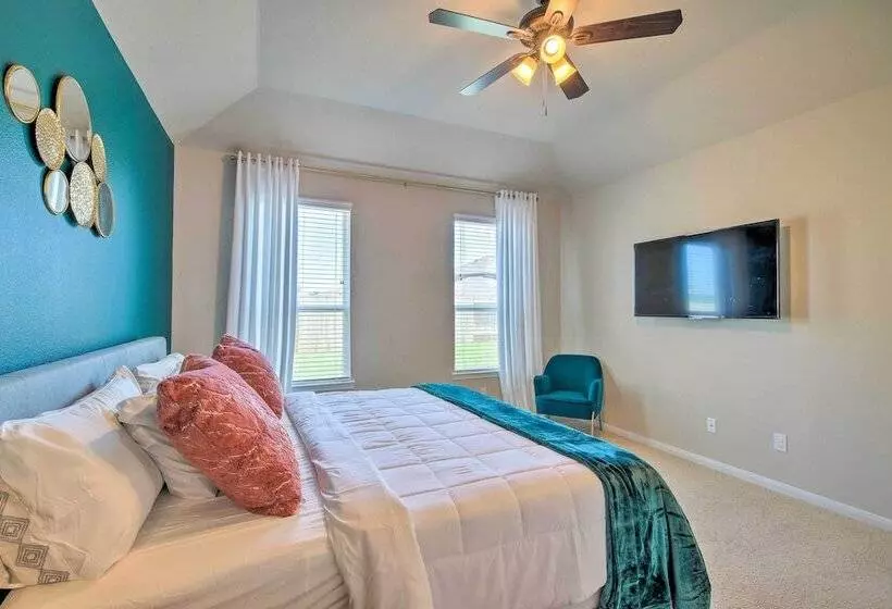 Houston Home W/ Private Yard   16 Mi To Dtwn