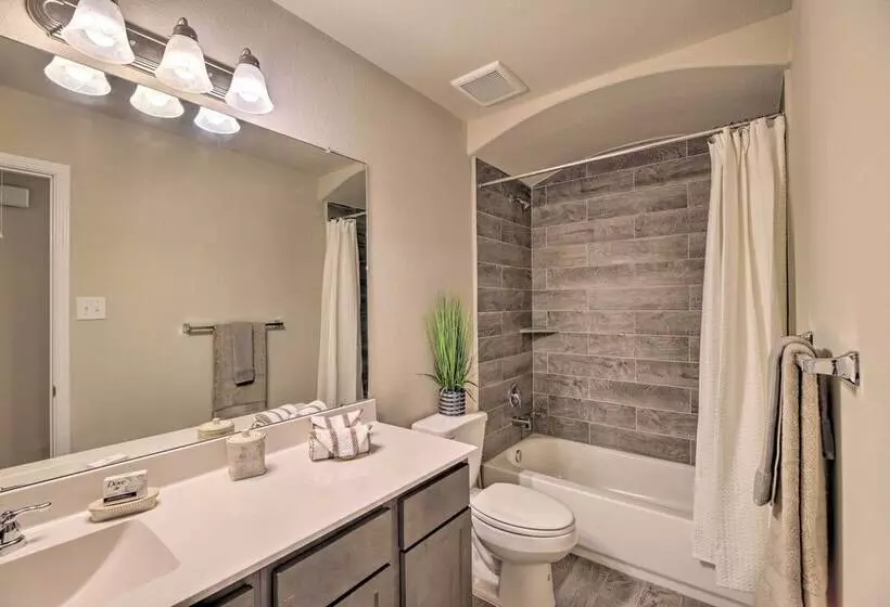 Houston Home W/ Private Yard   16 Mi To Dtwn