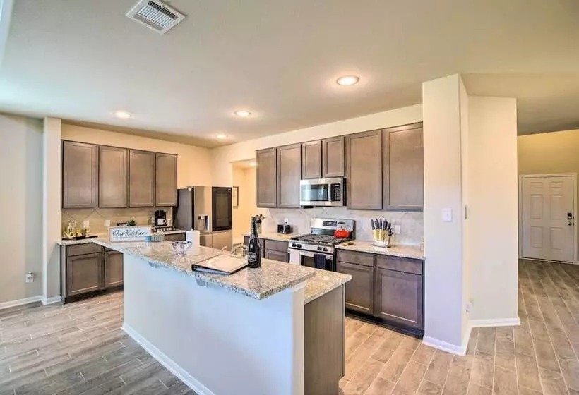 Houston Home W/ Private Yard   16 Mi To Dtwn