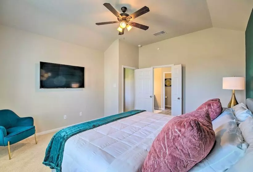 Houston Home W/ Private Yard   16 Mi To Dtwn