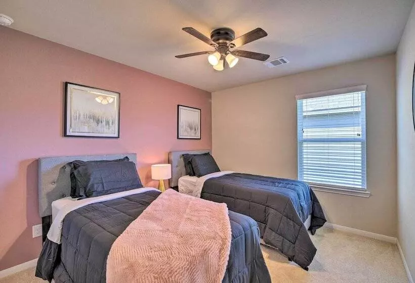 Houston Home W/ Private Yard   16 Mi To Dtwn