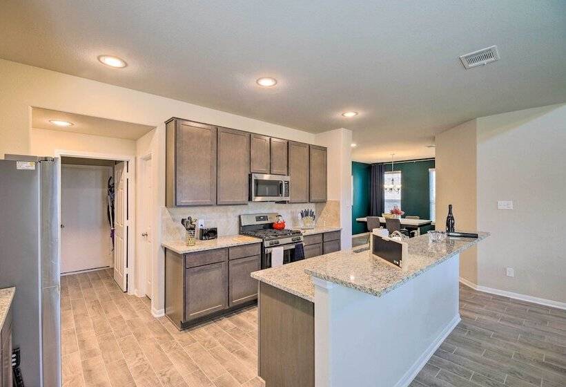 Houston Home W/ Private Yard   16 Mi To Dtwn