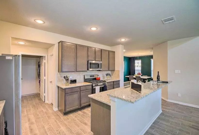 Houston Home W/ Private Yard   16 Mi To Dtwn