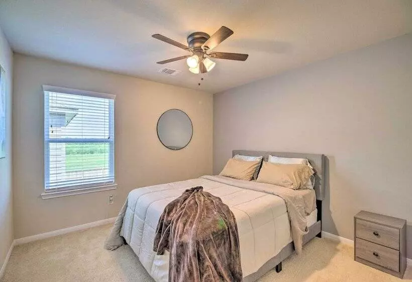 Houston Home W/ Private Yard   16 Mi To Dtwn