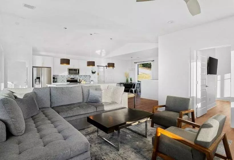 Lago Vista Home W/ Game Room & Outdoor Tub!