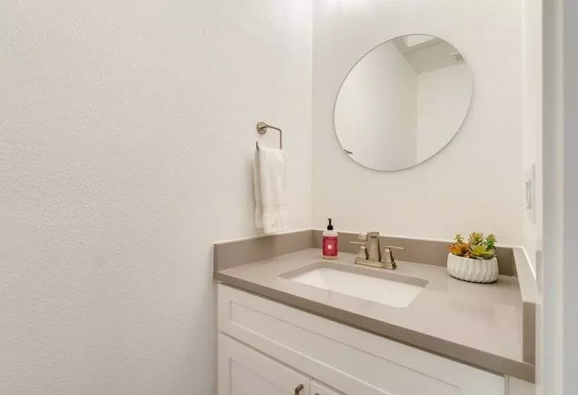 Lago Vista Home W/ Game Room & Outdoor Tub!