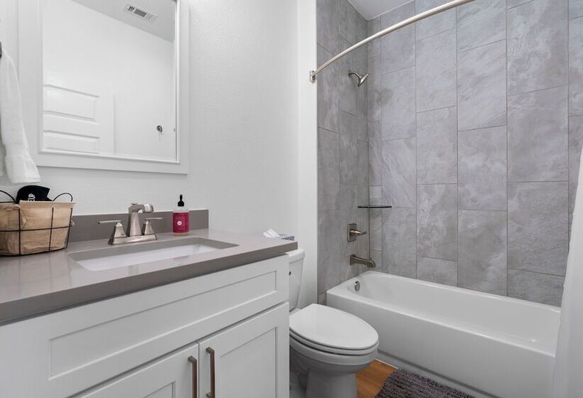 Lago Vista Home W/ Game Room & Outdoor Tub!