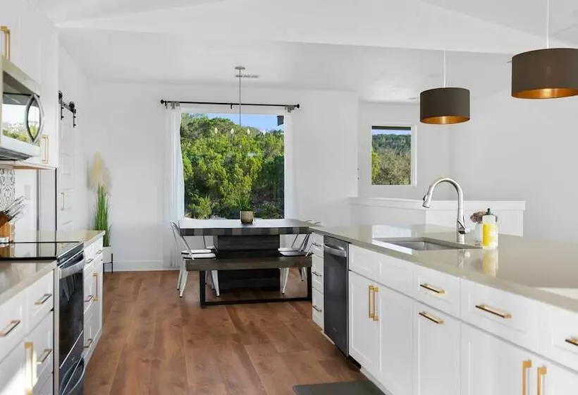 Lago Vista Home W/ Game Room & Outdoor Tub!