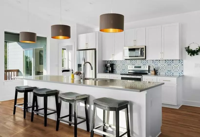 Lago Vista Home W/ Game Room & Outdoor Tub!