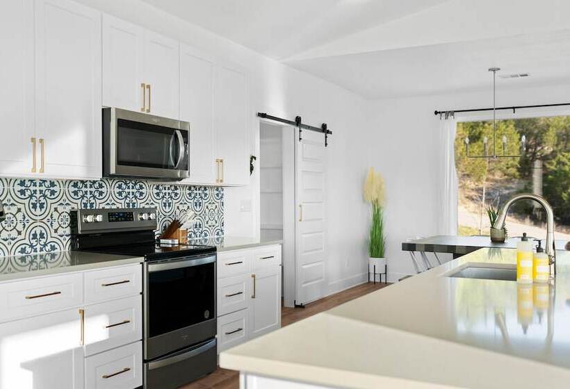 Lago Vista Home W/ Game Room & Outdoor Tub!