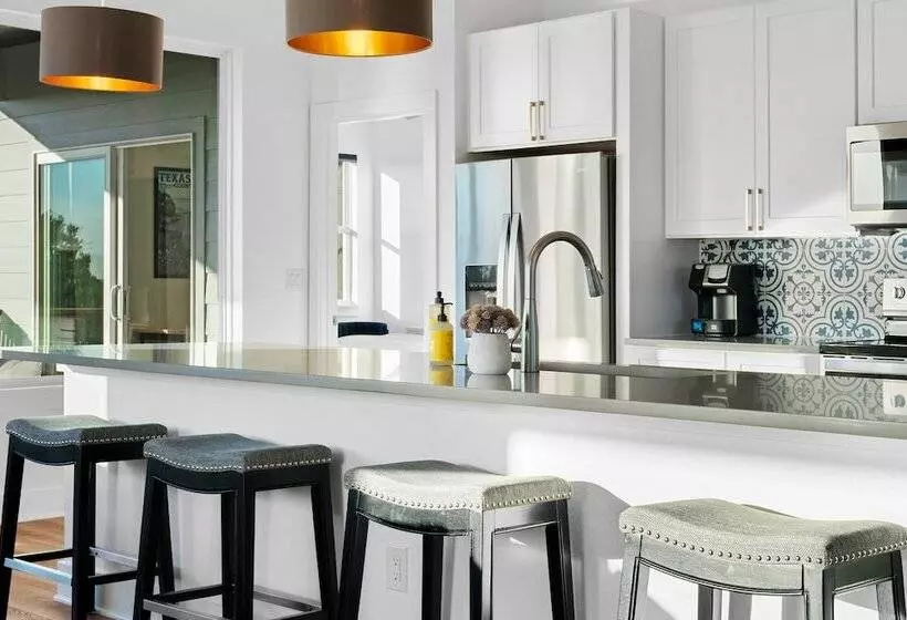 Lago Vista Home W/ Game Room & Outdoor Tub!