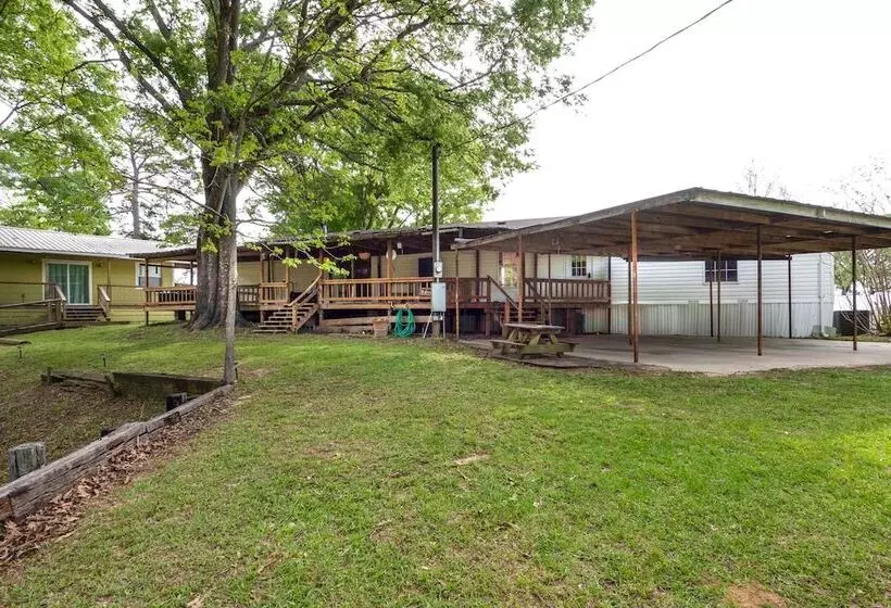 Lakefront Many Vacation Home W/ Kayaks!