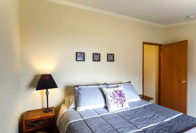 Lakefront Many Vacation Home W/ Kayaks!