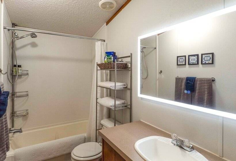 Lakefront Many Vacation Home W/ Kayaks!