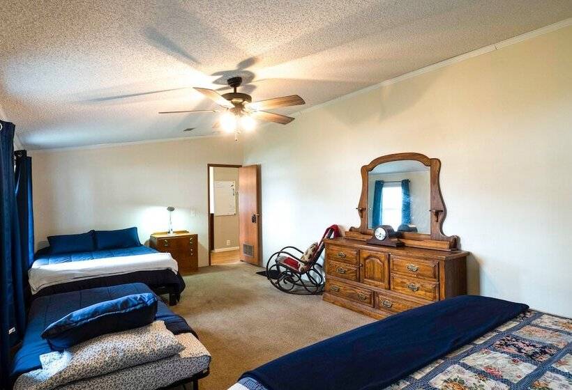 Lakefront Many Vacation Home W/ Kayaks!