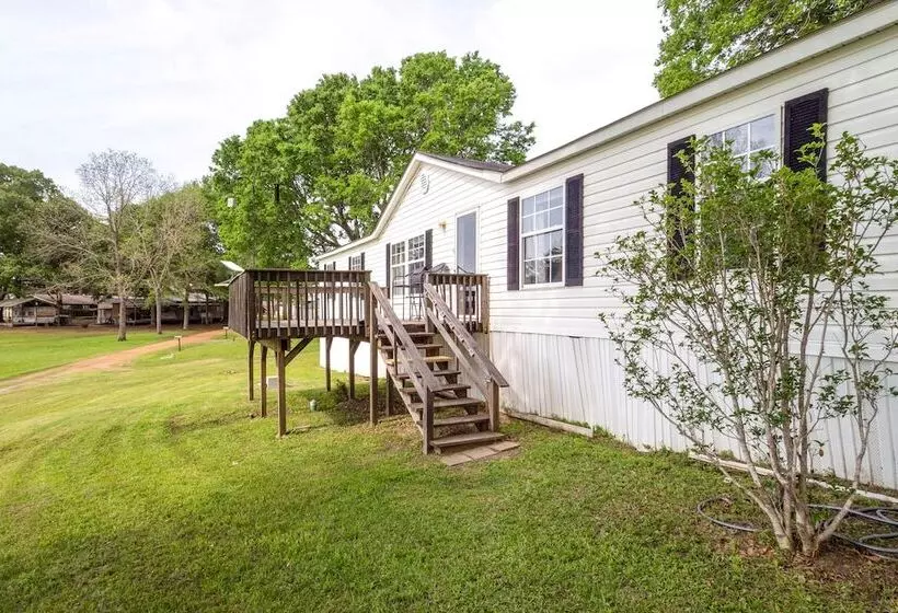 Lakefront Many Vacation Home W/ Kayaks!