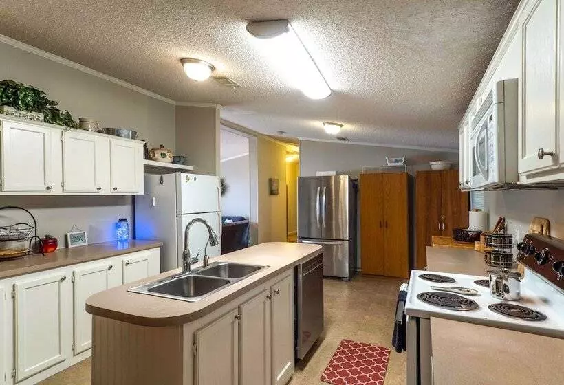 Lakefront Many Vacation Home W/ Kayaks!