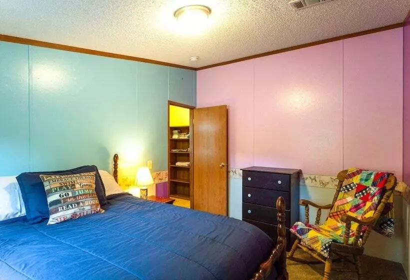 Lakefront Many Vacation Home W/ Kayaks!