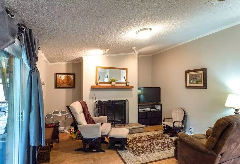 Lakefront Many Vacation Home W/ Kayaks!