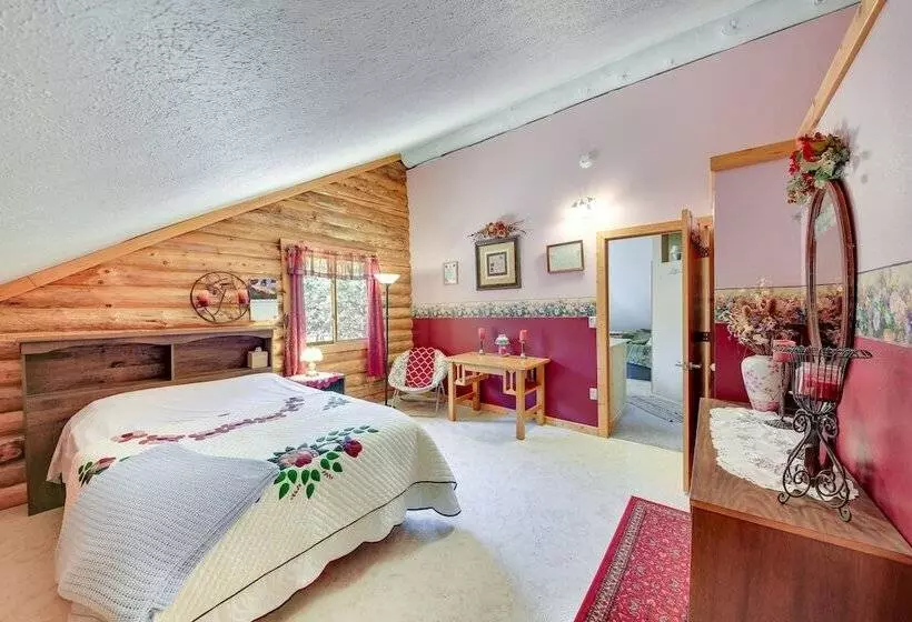 Libby Home W/ Mountain Views: Gazebo & Fire Pit!