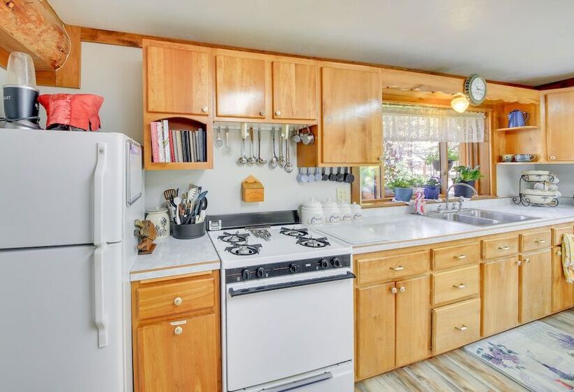 Libby Home W/ Mountain Views: Gazebo & Fire Pit!