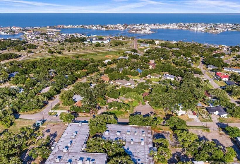 Pet Friendly Rockport Escape: 2 Mi To Beach!