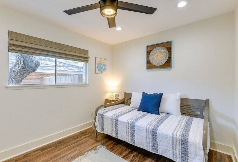 Pet Friendly Rockport Escape: 2 Mi To Beach!