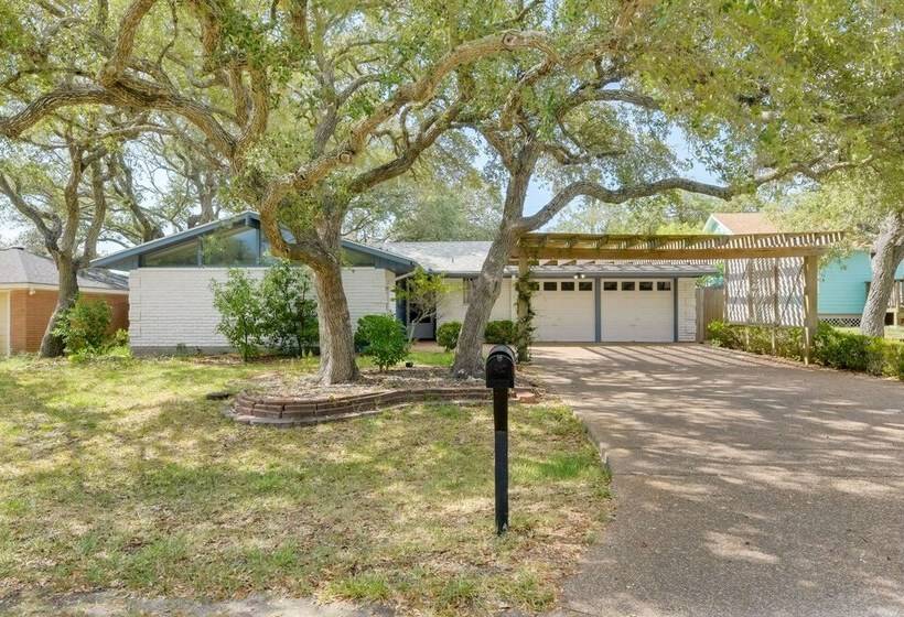 Pet Friendly Rockport Escape: 2 Mi To Beach!