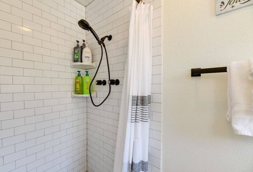 Pet Friendly Rockport Escape: 2 Mi To Beach!