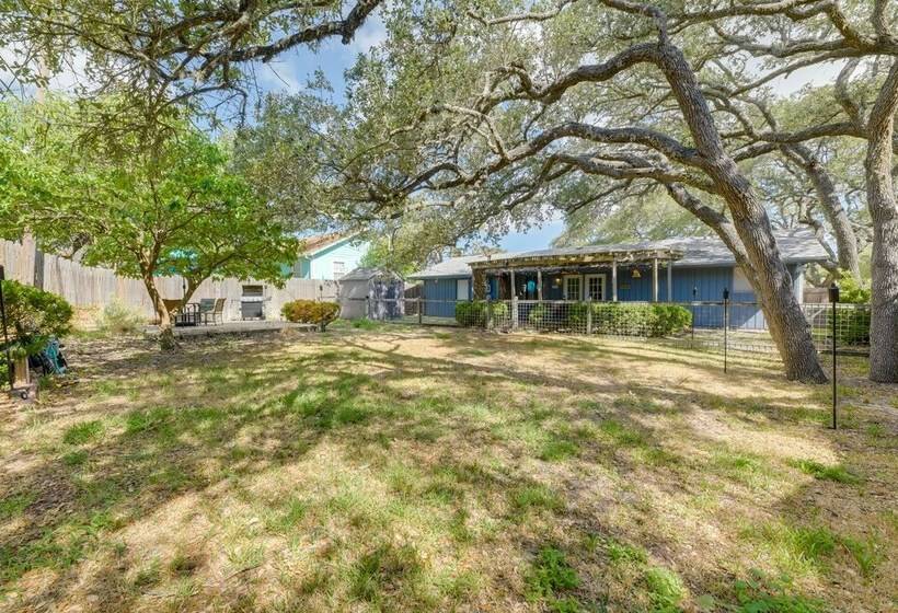 Pet Friendly Rockport Escape: 2 Mi To Beach!