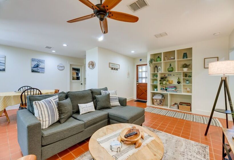 Pet Friendly Rockport Escape: 2 Mi To Beach!