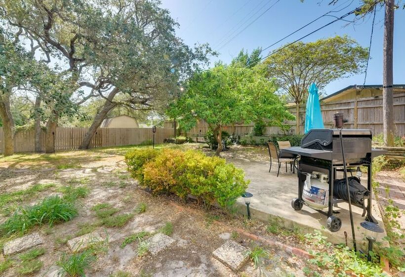 Pet Friendly Rockport Escape: 2 Mi To Beach!