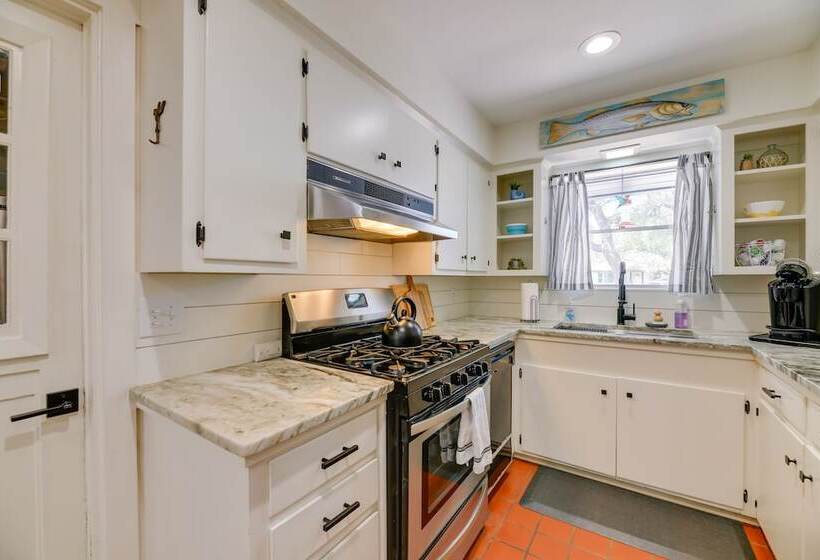 Pet Friendly Rockport Escape: 2 Mi To Beach!