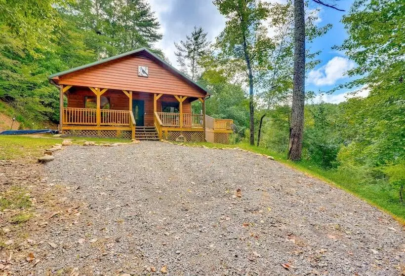 Mtn View + Fire Pit: Pet Friendly Woodlawn Cabin!