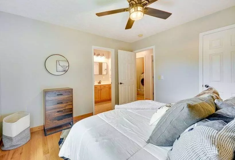 Mtn View + Fire Pit: Pet Friendly Woodlawn Cabin!