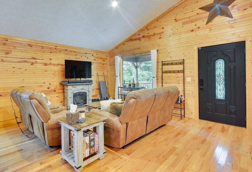 Mtn View + Fire Pit: Pet Friendly Woodlawn Cabin!