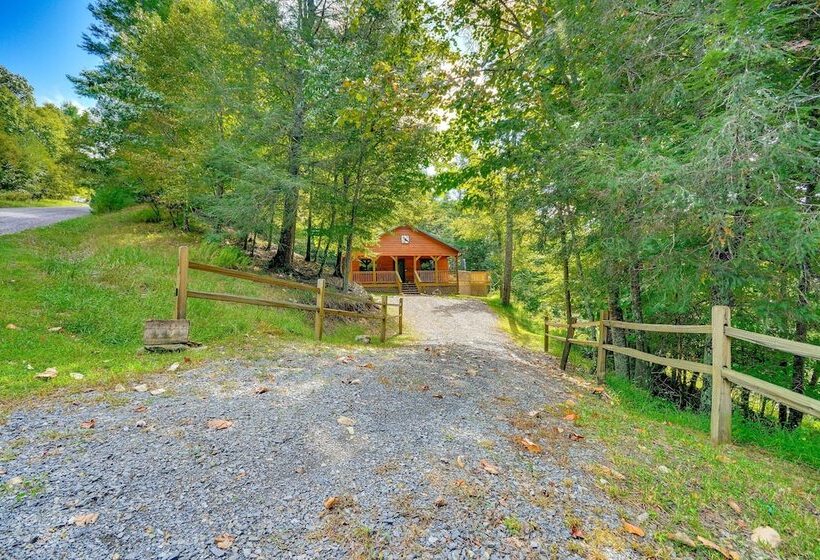 Mtn View + Fire Pit: Pet Friendly Woodlawn Cabin!