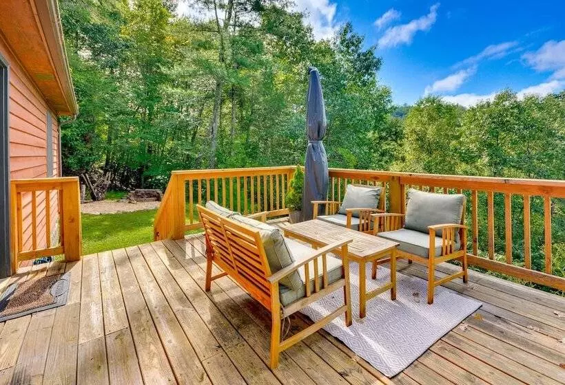 Mtn View + Fire Pit: Pet Friendly Woodlawn Cabin!